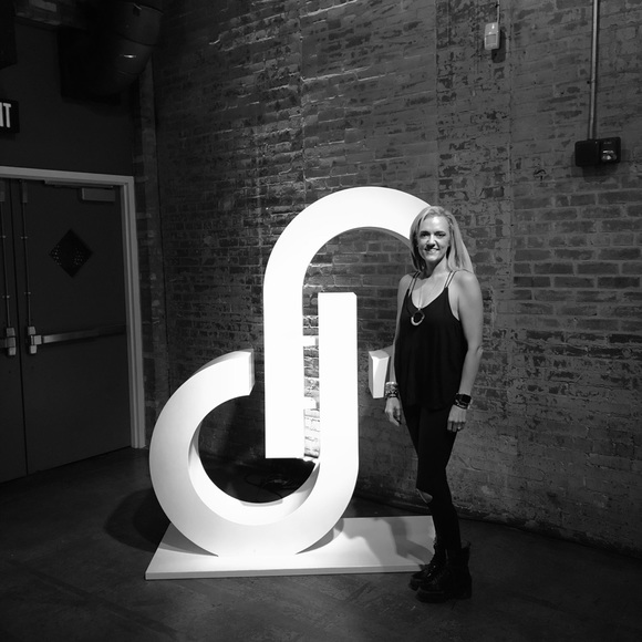 💛 Welcome to my closet! Shop Buy Anytime!💛 - Picture 4 of 8